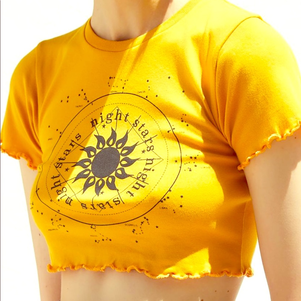 Cute lettuce hem crop top